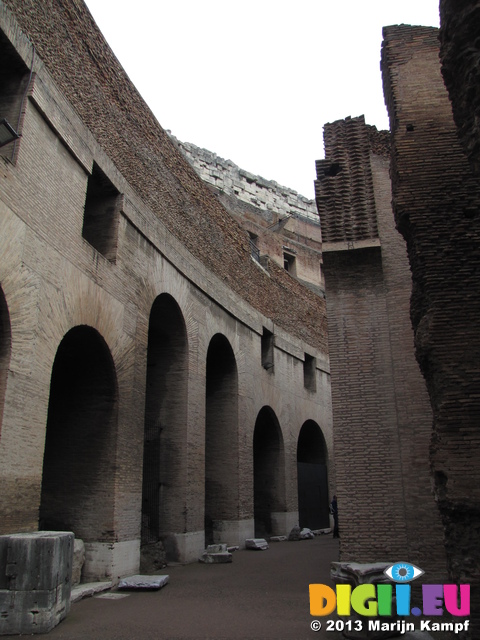 SX30933 Inside Colosseum